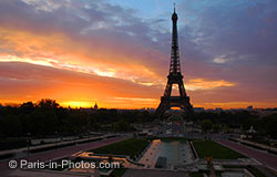 the eiffle tower, red sky, sunrise