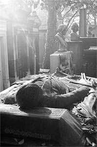 pere lachaise tomb